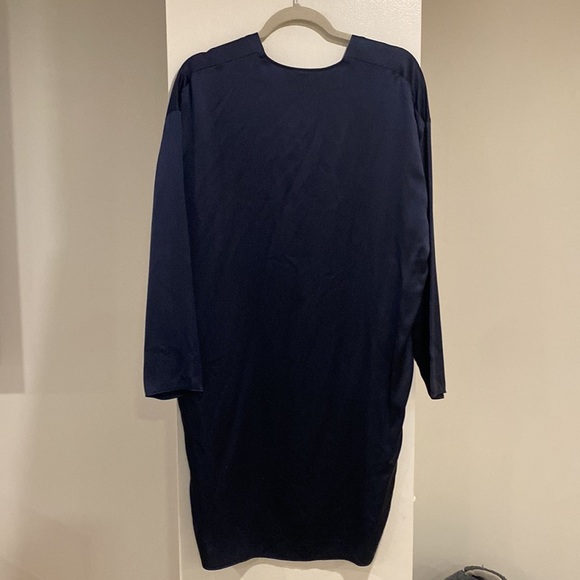 Vince silk Navy Blue V-Neck Dress
Size XS. Dress is a boxy style, runs large - Picture 2 of 4